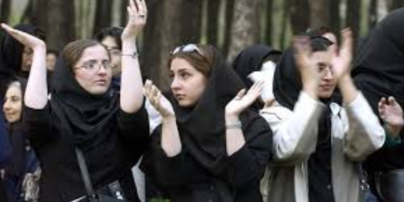  ايران: مواطنون يهاجمون الشرطة الدينية بعد إيقاف امرأتين بسبب الحجاب